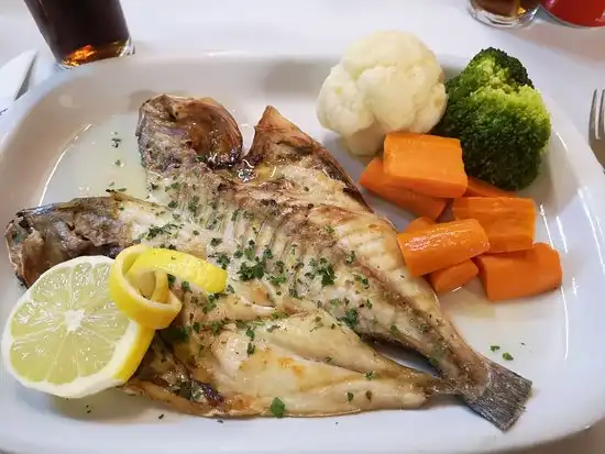 The "IT" Restaurant in Albufeira, Portugal - Uzonj