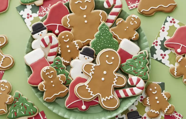 Decorate Christmas cookies